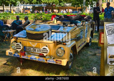 BADEN BADEN, ALLEMAGNE - JUILLET 2022: Beige Volkswagen Type 181 1968 cabrio, réunion oldtimer à Kurpark. Banque D'Images