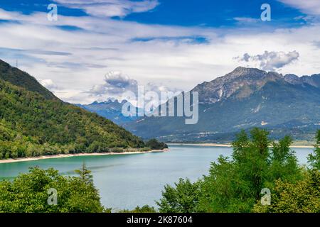 Lac Santa Croce, Alpago, Belluno, Dolomites, Vénétie, Italie, Europe Banque D'Images