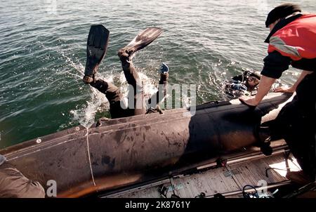 Des plongeurs scaphandre au cours d'une expédition, ici sur leur chemin pour plonger vers le bateau à aubes Eric Nordevall dans le lac Vättern, en Suède. Banque D'Images