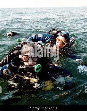 Des plongeurs scaphandre au cours d'une expédition, ici sur leur chemin pour plonger vers le bateau à aubes Eric Nordevall dans le lac Vättern, en Suède. Banque D'Images