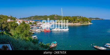 Vue sur les bateaux dans le Vieux Port par dessus, ville de Skiathos, île de Skiathos, îles Sporades, îles grecques, Grèce, Europe Banque D'Images