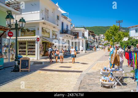 Vue sur les magasins de la ville de Skiathos, l'île de Skiathos, les îles Sporades, les îles grecques, la Grèce, Europe Banque D'Images