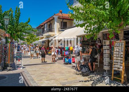 Vue sur les magasins de la ville de Skiathos, l'île de Skiathos, les îles Sporades, les îles grecques, la Grèce, Europe Banque D'Images