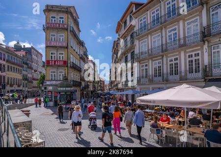 Vue sur les cafés, les boutiques et les bars de la Rua das Flores, Porto, Norte, Portugal, Europe Banque D'Images