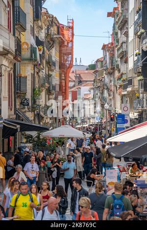 Vue sur les cafés, les boutiques et les bars de la Rua das Flores, Porto, Norte, Portugal, Europe Banque D'Images