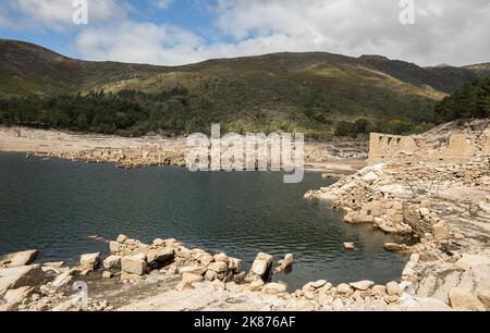 Vue générale du vieux village de Vilarinho da Furna, Portugal. Submergé depuis 1971 à cause de la construction du barrage, est apparu en raison de la sécheresse actuelle Banque D'Images