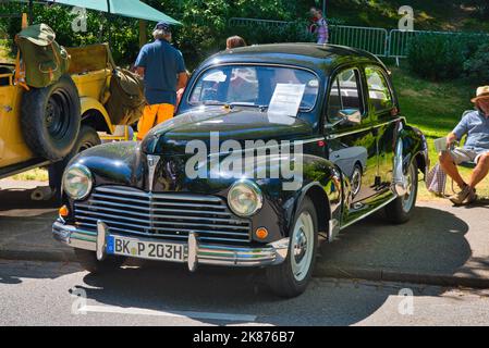 BADEN BADEN, ALLEMAGNE - JUILLET 2022: Black Peugeot 203 1948, réunion de l'oldtimer à Kurpark. Banque D'Images