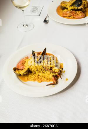 Paella traditionnelle espagnole de fruits de mer prête à manger à la table du restaurant Banque D'Images