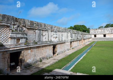 Vue sur le site archéologique Maya d'Uxmal à Yucatan, au Mexique. Ruines mayas avec Nunnery Quadrangle comme ancien bâtiment pour les touristes et les voyages Banque D'Images