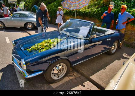 BADEN BADEN, ALLEMAGNE - JUILLET 2022: Blue Glas GT 1960 cabrio roadster, réunion à Kurpark. Banque D'Images