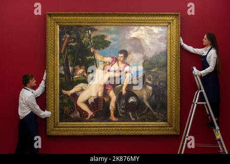 Londres, Royaume-Uni. 21 octobre 2022. «Vénus et Adonis» de Titien, c 1555-57, (est. £8-12m) est présenté à Sotheby’s, New Bond Street. C'est la peinture la plus importante à venir à la vente par l'artiste dans 30 ans, et sera le point culminant de la vente aux enchères de la soirée des anciens maîtres sur 7 décembre. Credit: Stephen Chung / Alamy Live News Banque D'Images