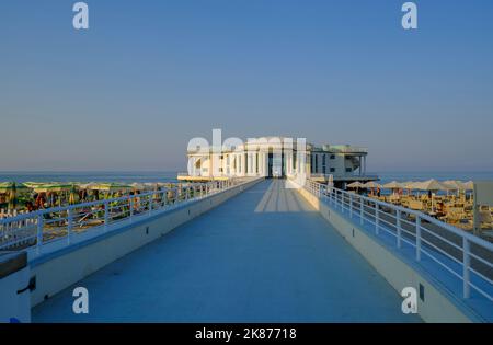 Rotonda al mare au coucher du soleil à travers le ciel et la plage avec parasols, longue route à Senigallia, Italie Banque D'Images