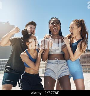 Fitness, heureux et amis dans la fête de l'entraînement dans la ville sur un toit avec réalisation. Diversité, bonheur et personnes célébrant le sport Banque D'Images