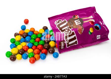 Turin, Italie - 15 octobre 2022: M et Mme bonbons , c'est une marque commerciale de Mars Inc, boules de chocolat au lait multicolores sortent de paquet isolé sur W Banque D'Images