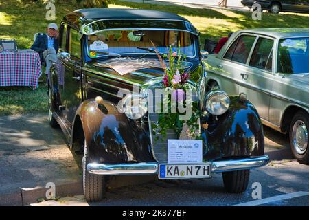 BADEN BADEN, ALLEMAGNE - JUILLET 2022 : Mercedes-Benz W191 170 S 1949 marron, réunion à Kurpark. Banque D'Images