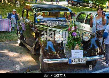 BADEN BADEN, ALLEMAGNE - JUILLET 2022 : Mercedes-Benz W191 170 S 1949 marron, réunion à Kurpark. Banque D'Images