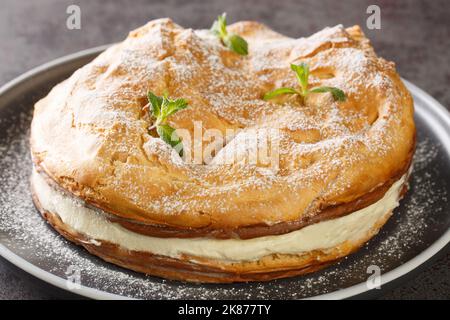 Tarte traditionnelle à la crème polonaise Karpatka garnie de crème de pudding sur l'assiette de la table. Horizontale Banque D'Images