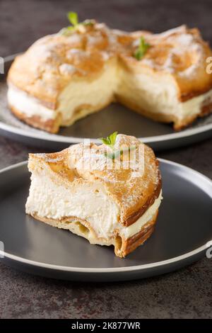 Gâteau carpalien gâteau traditionnel de choux polonais Karpatka sur la plaque sur la table. Verticale Banque D'Images