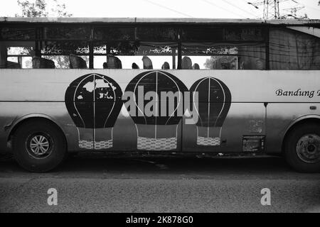 Photo monochrome, photo noir et blanc d'un bus abandonné dans la région de Cikancung - Indonésie Banque D'Images