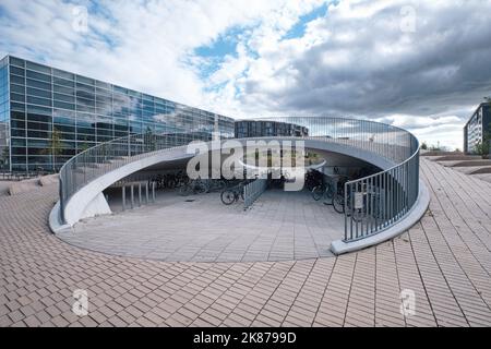 Copenhague, Danemark - septembre 2022 : place publique Karen Blixens Plads et parking à vélo avec paysage en forme de dôme à l'université conçu par Cobe Banque D'Images