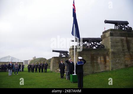 Tynemouth, Royaume-Uni. 21 octobre 2022. L'enseigne bleue est levée lors de l'événement Toast to Collingwood à son monument de Tynemouth pour célébrer l'anniversaire de Trafalgar. Crédit : Colin Edwards/Alay Live News. Banque D'Images