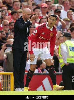 Photo du dossier datée du 07-08-2022, du directeur de Manchester United Erik Ten Hag et Cristiano Ronaldo. Erik Ten Hag, directeur de Manchester United, a confirmé que Cristiano Ronaldo avait refusé de se présenter comme substitut contre Tottenham. Date de publication : vendredi 21 octobre 2022. Banque D'Images