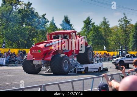 FRANCFORT AM MAIN, ALLEMAGNE - SEPT 2022: Red Monster Truck Tanker essence est l'écrasement de la voiture, Monster Truck auto show. Banque D'Images