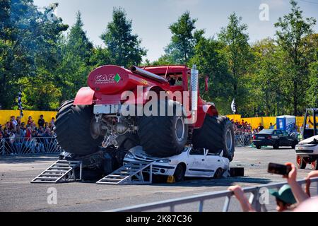 FRANCFORT AM MAIN, ALLEMAGNE - SEPT 2022: Red Monster Truck Tanker essence est l'écrasement de la voiture, Monster Truck auto show. Banque D'Images