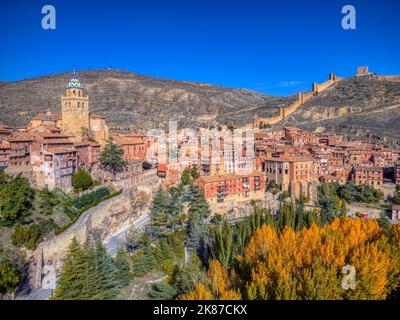 Vue sur Albarracin au coucher du soleil avec ses murs et sa cathédrale en premier plan. Banque D'Images