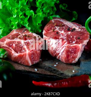 Une alimentation saine. Ensemble de viande. Steaks de viande crus assaisonnés Banque D'Images