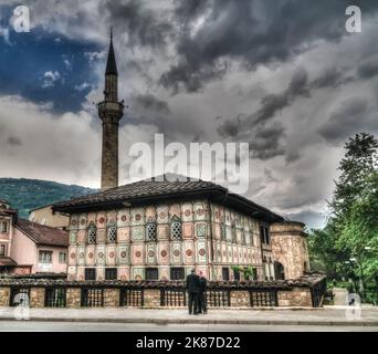 Vue extérieure de la mosquée tacheté Alaca Cami Kalkandelen aka mosquée peinte à Tetovo, Macédoine du Nord Banque D'Images