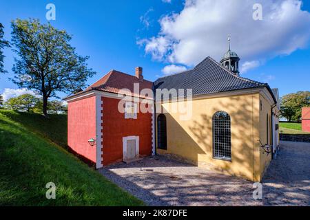 Copenhague, Danemark - septembre 2022 : casernes de la citadelle de Kastellet, qui a de beaux bâtiments jaunes et rouges sur le site Banque D'Images