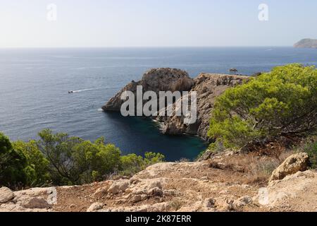 Vue dans une belle petite baie près de Cala Ratjada, Majorque avec des affleurements rocheux et une végétation verte en premier plan Banque D'Images