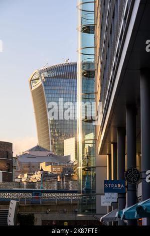 LONDRES - 2 novembre 2020 : le bâtiment Talkie Walkie, situé au 20, rue Fenchurch, vu du quai de St Katherine en fin d'après-midi, lumière dorée Banque D'Images