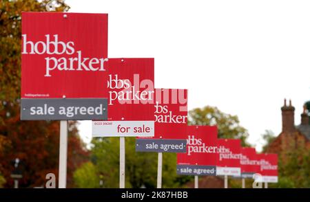 Une rangée de conseils d'agent immobilier à l'extérieur de maisons neuves près d'Ashford dans le Kent. Le nombre de maisons vendues en septembre a été inférieur de plus d'un tiers (37 %) par rapport au même mois un an plus tôt, selon les chiffres de HM revenu et douanes (HMRC). Date de la photo: Vendredi 21 octobre 2022. Banque D'Images