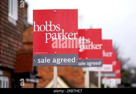 Une rangée de conseils d'agent immobilier à l'extérieur de maisons neuves près d'Ashford dans le Kent. Le nombre de maisons vendues en septembre a été inférieur de plus d'un tiers (37 %) par rapport au même mois un an plus tôt, selon les chiffres de HM revenu et douanes (HMRC). Date de la photo: Vendredi 21 octobre 2022. Banque D'Images