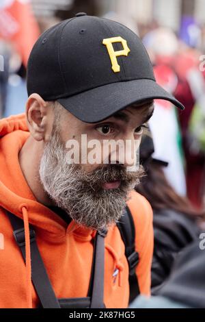Paris, France. 16th octobre 2022. Jérôme Rodrigues assiste à la manifestation pour les salaires plus élevés, les pensions de retraite, les minima sociaux à Paris, France. Banque D'Images