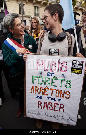 Paris, France. 16th octobre 2022. Sandrine Rousseau assiste à la manifestation pour les salaires plus élevés, les pensions de retraite, les minima sociaux à Paris, France. Banque D'Images