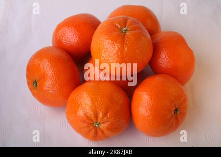 GROUPE DE TANGERINES SUR FOND BLANC Banque D'Images