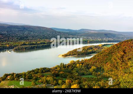 Belle vue aérienne sur le danube depuis Visegrad Hongrie avec des collines et des arbres. Banque D'Images