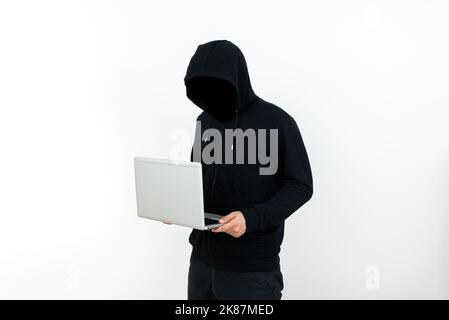 Homme debout avec un ordinateur portable présentant la cyber-sécurité. Un homme d'affaires qui réfléchit profondément à la défense des technologies de l'information. Guy Brain Storming brillant Banque D'Images