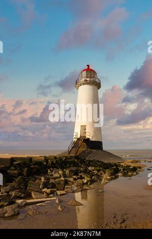 Point of Ayr Lighthouse à Talacre dans le Flintshire Wales construit en 1776 pour avertir les navires entrant entre le Dee et l'estuaire de Mersey. Banque D'Images