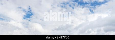 Très grand panorama d'un ciel avec des nuages blancs moelleux devant un ciel bleu Banque D'Images