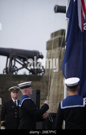 Tynemouth, Royaume-Uni. 21 octobre 2022. Les membres de l'équipage du HMS Collingwood élèvent l'enseigne bleue lors de l'événement annuel Toast the Admiral au monument de Collingwood. Crédit : Colin Edwards/Alay Live News. Banque D'Images