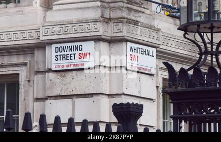 Londres, Royaume-Uni. 21st octobre 2022. Panneaux Whitehall et Downing Street à Westminster. Banque D'Images