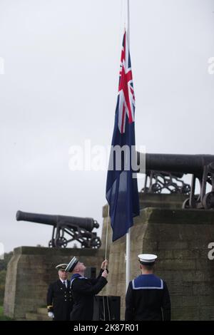 Tynemouth, Royaume-Uni. 21 octobre 2022. Les membres de l'équipage du HMS Collingwood élèvent l'enseigne bleue lors de l'événement annuel Toast the Admiral au monument de Collingwood. Crédit : Colin Edwards/Alay Live News. Banque D'Images