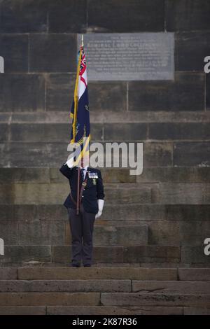 Tynemouth, Royaume-Uni. 21 octobre 2022. Un porte-drapeau de la Légion royale britannique se tenant sur le monument de Collingwood pendant l'événement annuel Toast the Admiral. Crédit : Colin Edwards/Alay Live News. Banque D'Images