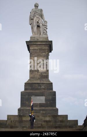 Tynemouth, Royaume-Uni. 21 octobre 2022. Un porte-drapeau de la Légion royale britannique se tenant sur le monument de Collingwood pendant l'événement annuel Toast the Admiral. Crédit : Colin Edwards/Alay Live News. Banque D'Images