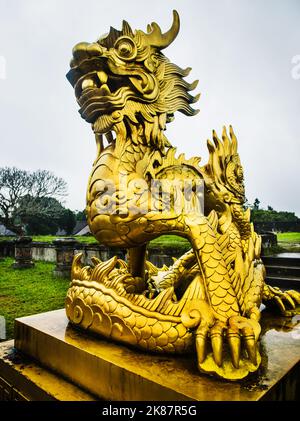 Statue d'or à l'intérieur de la ville impériale, Hue, Vietnam, Asie du Sud-est Banque D'Images