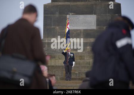 Tynemouth, Royaume-Uni. 21 octobre 2022. Un porte-drapeau de la Légion royale britannique se tenant sur le monument de Collingwood pendant l'événement annuel Toast the Admiral. Crédit : Colin Edwards/Alay Live News. Banque D'Images